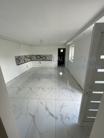 Eladó családi ház, Szakolyon 10.9 M Ft, 1 szobás