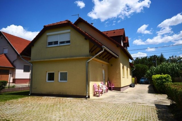 Eladó családi ház, Százhalombattán 130 M Ft, 5 szobás