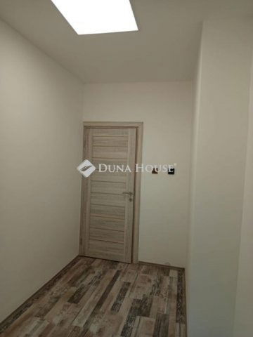 Eladó téglalakás, Komlón 33.9 M Ft, 3 szobás