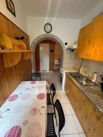 Eladó téglalakás, Tiszafüreden 32 M Ft, 2 szobás