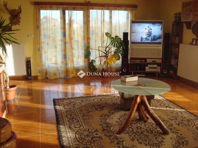 Eladó családi ház, Tápiószecsőn 69.9 M Ft, 7 szobás