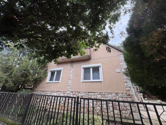 Eladó családi ház, Pécsett 84.99 M Ft, 4 szobás