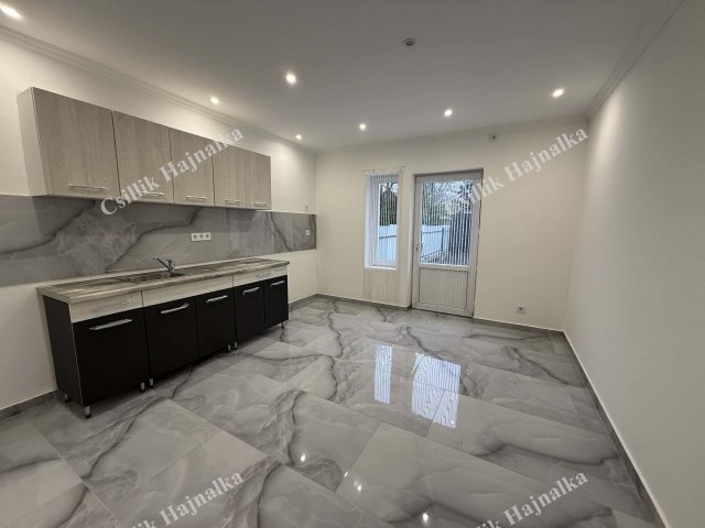 Eladó ikerház, Szolnokon 44.9 M Ft, 2 szobás