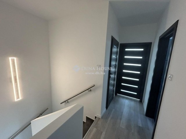 Eladó családi ház, Vecsésen 119.9 M Ft, 5 szobás