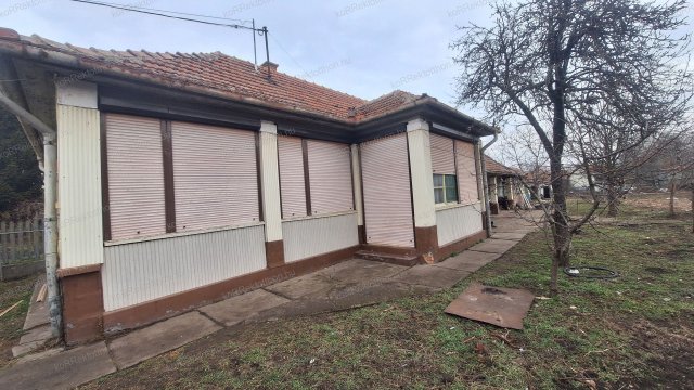Eladó családi ház, Jászberényben 25 M Ft, 2 szobás