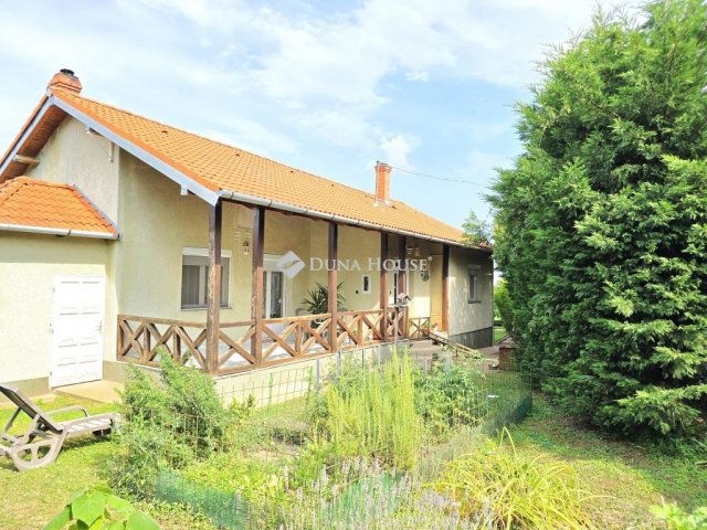 Eladó családi ház, Pécsett 91.9 M Ft, 3 szobás