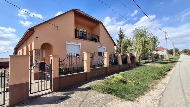 Eladó családi ház, Újcsanáloson 0.042 M Ft, 4 szobás