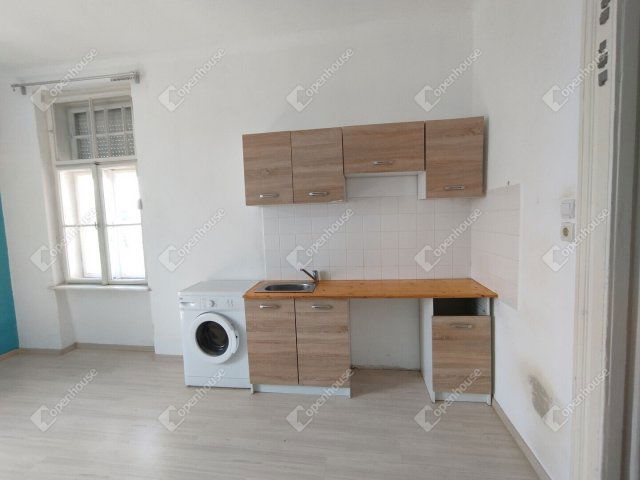 Eladó téglalakás, Győrött 30 M Ft, 1 szobás
