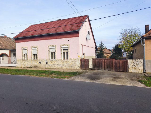 Eladó családi ház, Dombóváron 23.9 M Ft, 2 szobás