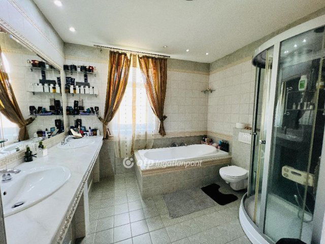 Eladó családi ház, Budapesten, XVI. kerületben 236 M Ft