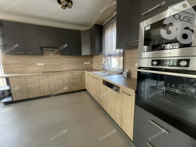 Eladó családi ház, Kecskeméten 150 M Ft, 4 szobás