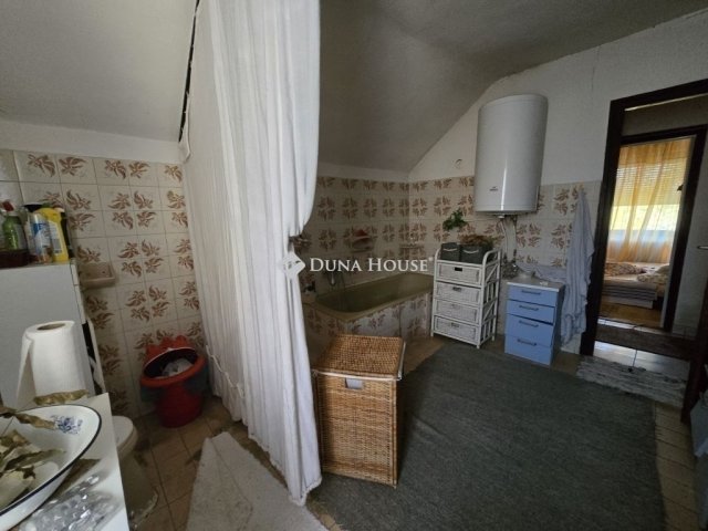 Eladó családi ház, Pécsett 66.9 M Ft, 5 szobás