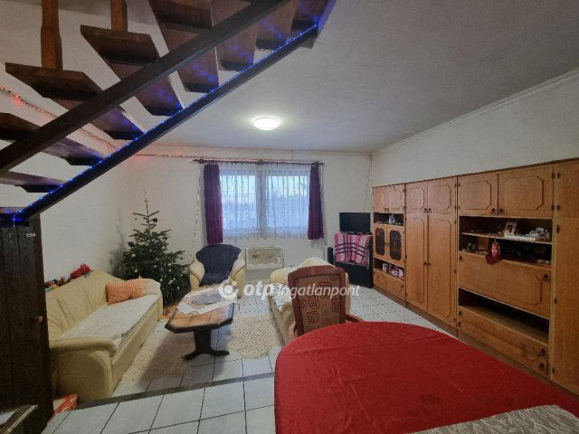 Eladó családi ház, Pápán 52.4 M Ft, 5 szobás