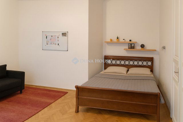 Eladó téglalakás, Budapesten, VI. kerületben 88.9 M Ft, 3 szobás