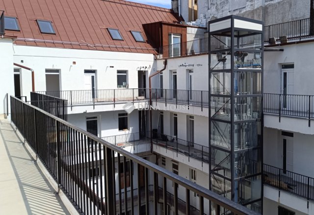 Eladó téglalakás, Budapesten, VI. kerületben 79.9 M Ft, 1 szobás