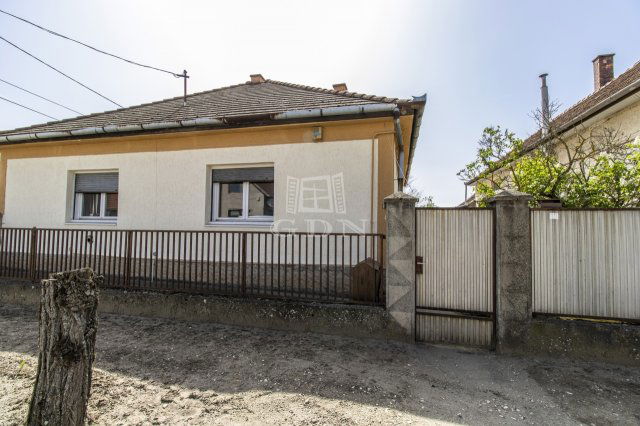 Eladó családi ház, Turán 32.5 M Ft, 2 szobás