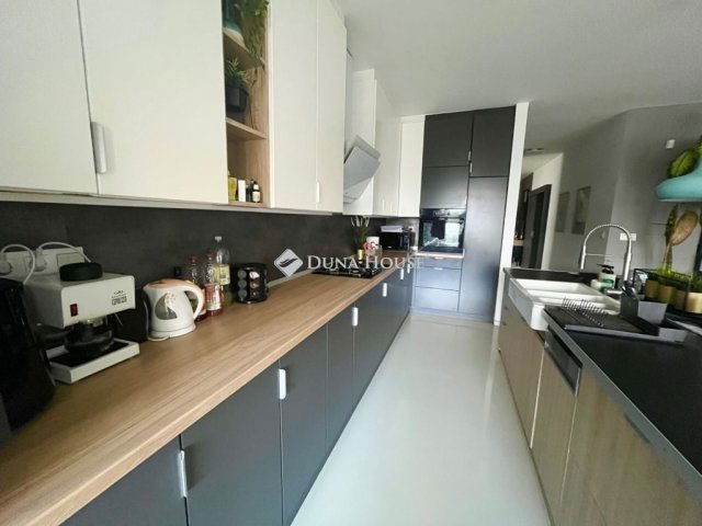 Eladó családi ház, Székesfehérvárott 199.99 M Ft, 5 szobás