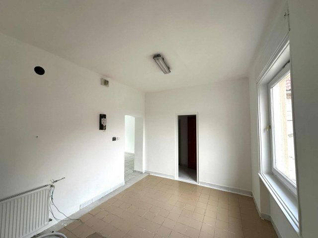 Kiadó iroda, Pécsett, Rácvárosi úton 125 E Ft / hó, 1 szobás