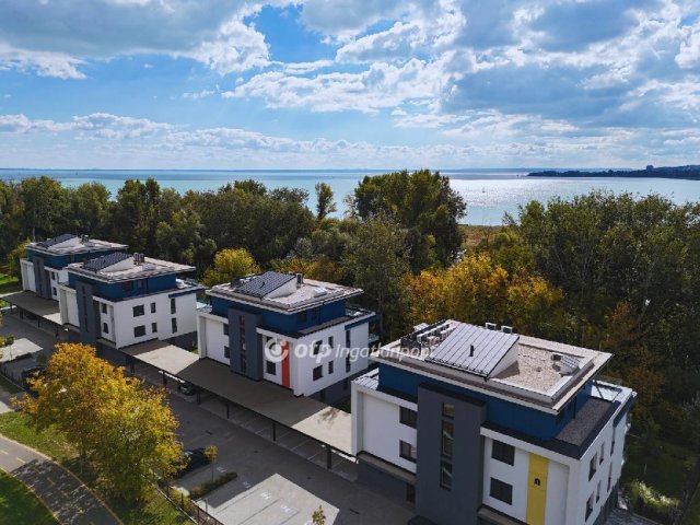 Eladó nyaraló, Balatonfűzfőn 120 M Ft, 3 szobás