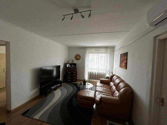 Eladó panellakás, Pécsett 65.9 M Ft, 3 szobás