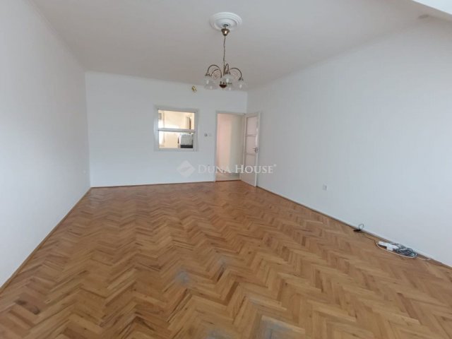 Kiadó téglalakás, albérlet, Mohácson 130 E Ft / hó, 1 szobás