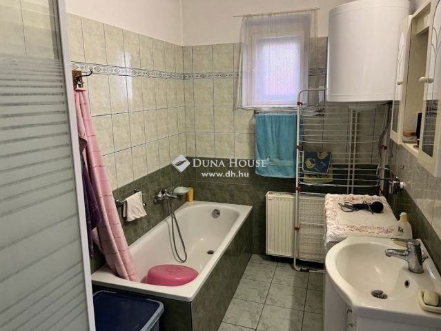 Eladó családi ház, Pécsett 82.9 M Ft, 2 szobás