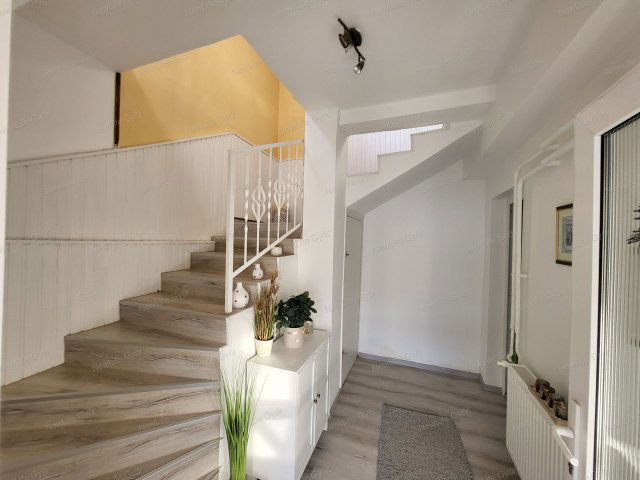 Eladó családi ház, Győrzámolyon 84.5 M Ft, 6 szobás
