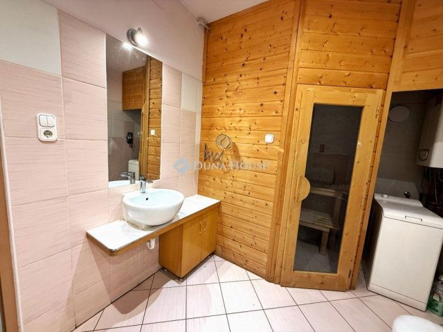 Eladó téglalakás, Székesfehérvárott 69.99 M Ft, 3 szobás