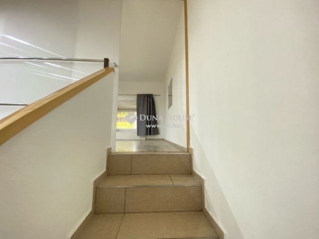 Eladó téglalakás, Budapesten, VI. kerületben 89.9 M Ft, 1 szobás