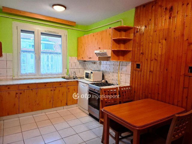 Eladó téglalakás, Békéscsabán 36 M Ft, 2+1 szobás