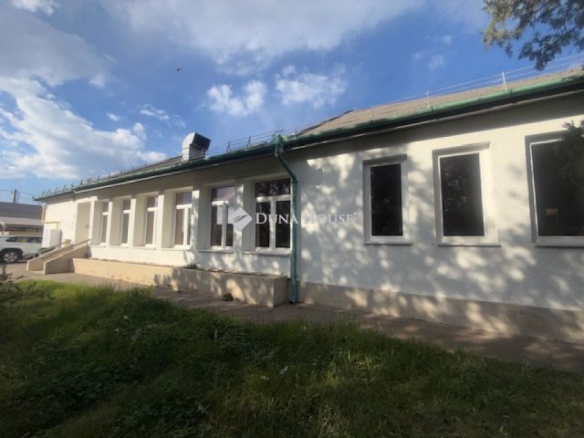 Eladó ipari ingatlan, Vecsésen, Halmy József téren 239 M Ft