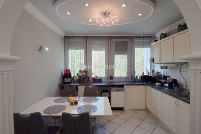 Eladó téglalakás, Lajosmizsén, Szabadság téren 49.9 M Ft