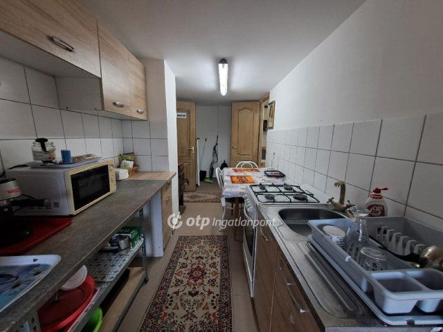 Eladó üzlethelyiség, Kisújszálláson 15 M Ft