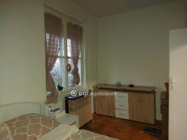 Eladó téglalakás, Pécsett 32.7 M Ft, 2 szobás