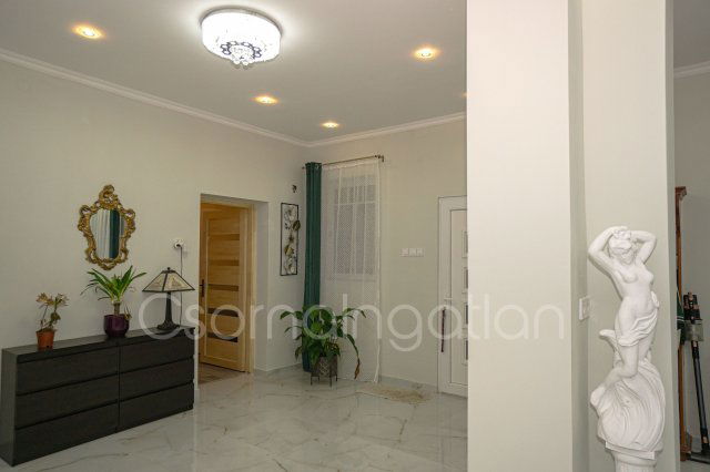 Eladó családi ház, Kapuváron 70 M Ft, 5 szobás