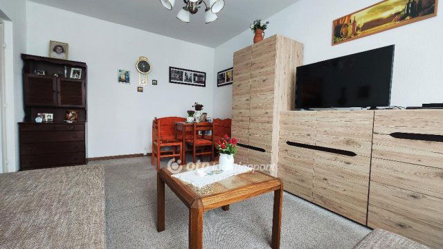 Eladó panellakás, Pétfürdőn 27.5 M Ft, 1+1 szobás
