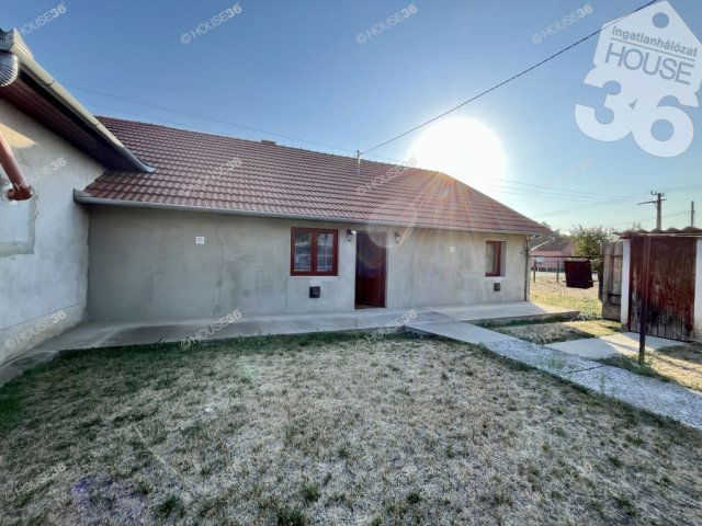 Eladó családi ház, Kunszálláson 28 M Ft, 2 szobás