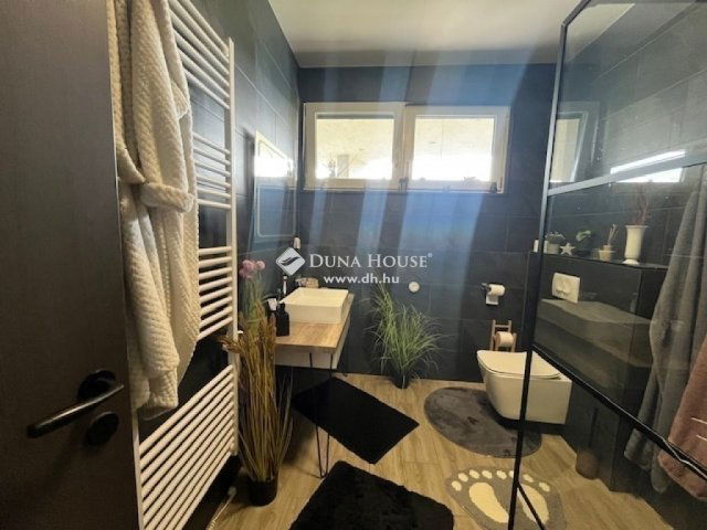 Eladó családi ház, Pécsett 144.5 M Ft, 4 szobás