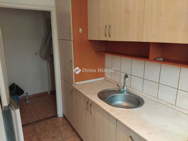 Eladó téglalakás, Pécsett, Kőrösi Csoma Sándor utcában