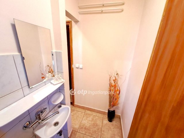 Eladó családi ház, Szolnokon 95 M Ft, 9 szobás