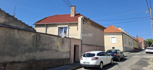 Eladó családi ház, Pécsett 32 M Ft, 2+1 szobás