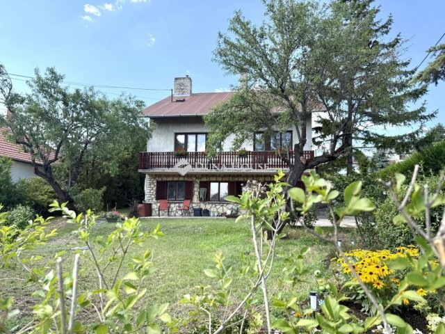 Eladó családi ház, Balatonfüreden 149.9 M Ft, 6 szobás