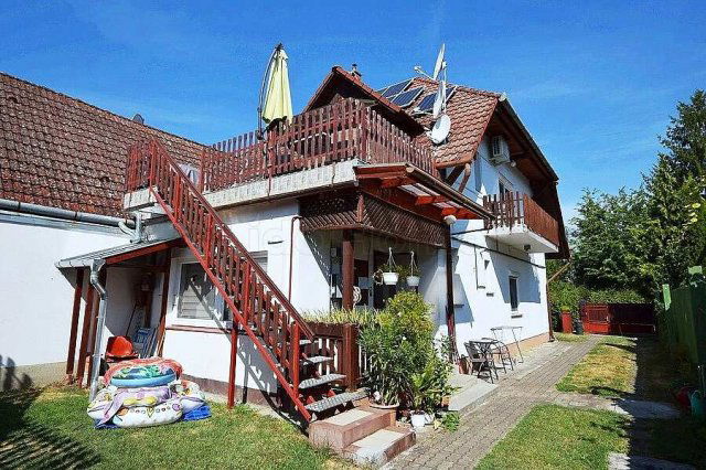 Eladó családi ház, Balatonbogláron 143 M Ft, 8 szobás