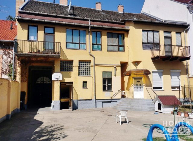 Eladó családi ház, Szegeden 269 M Ft, 9 szobás