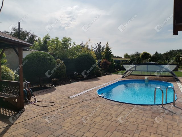 Eladó családi ház, Komáromban 180 M Ft, 8 szobás