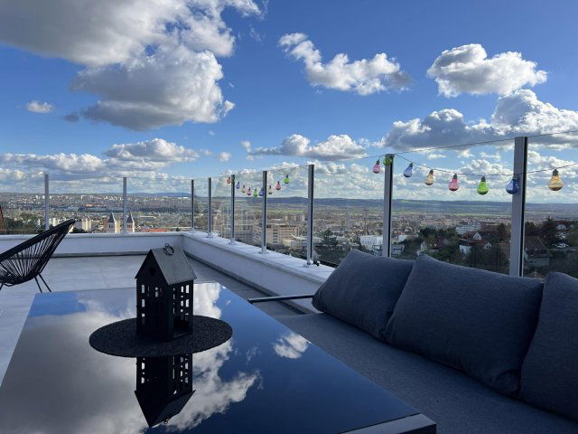 Eladó családi ház, Pécsett 229.9 M Ft, 4 szobás