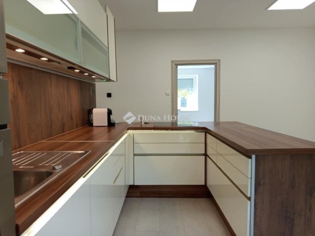 Eladó téglalakás, Komlón 33.9 M Ft, 3 szobás