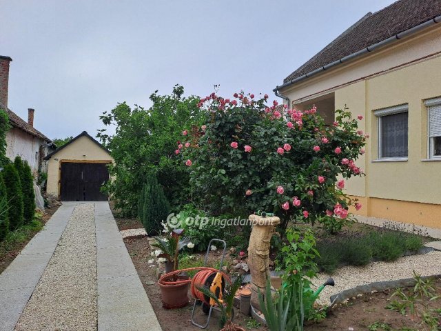 Eladó családi ház, Makón 89.9 M Ft, 6+1 szobás