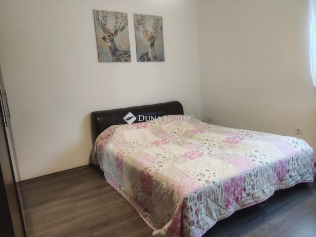 Eladó téglalakás, Pécsett 110 M Ft, 5 szobás