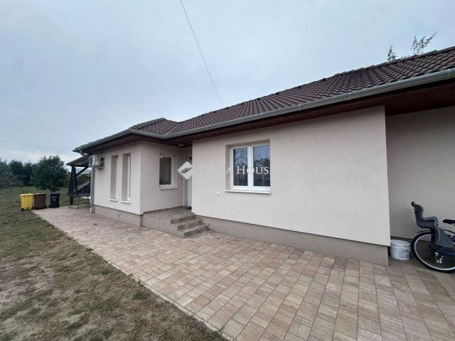 Eladó családi ház, Sándorfalván 90 M Ft, 4 szobás